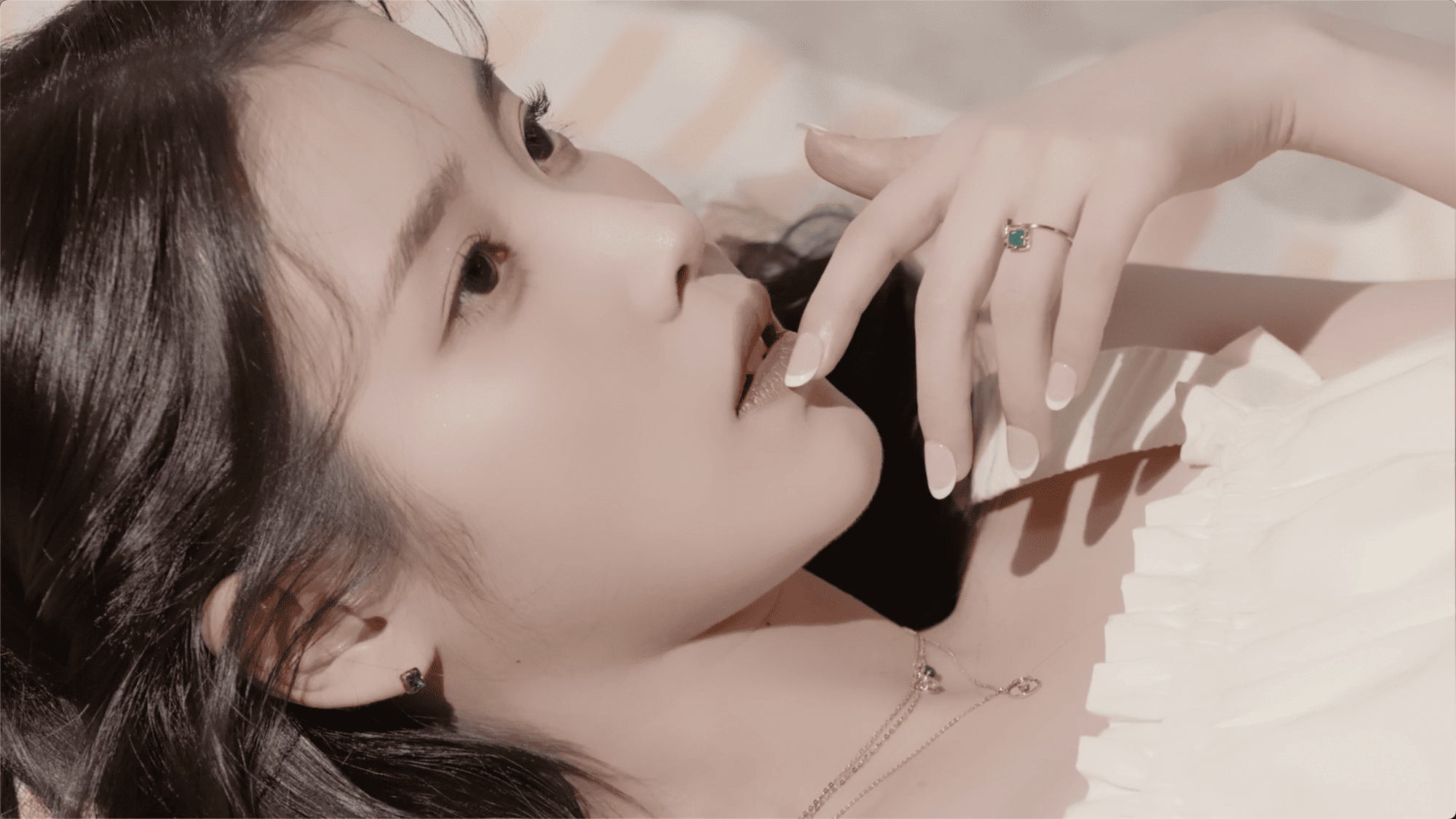 IU 视频封面